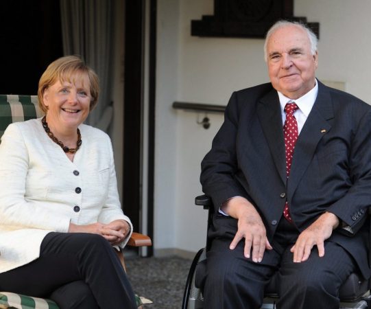 epa04780221 (FILE) A file picture dated 10 August 2009 shows German Chancellor Angela Merkel (L) and former chancellor Helmut Kohl (R) meet for a chat in Kohl's house in Ludwigshafen, Germany. According to the magazine 'Bunte' on 02 June 2015, Kohl is in intensive care at the University Clinic in Heidelberg, Germany, following intestinal surgery.  EPA/DANIEL BISKUP *** Local Caption *** 01820656