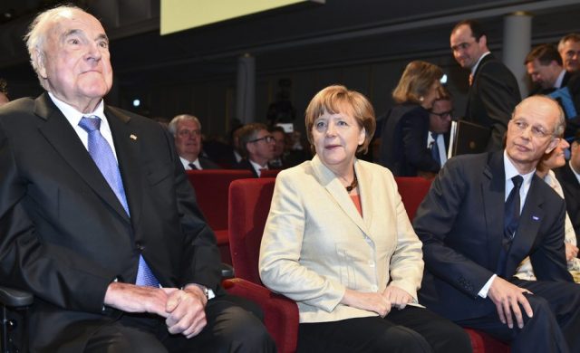 epa04717267 German Chancellor Angela Merkel (C), former chancellor Helmut Kohl (L) and BASF chairman Kurt Bock (R), at the 150th anniversary celebrations of the world's largest chemical company, BASF, in Ludwigshafen, Germany, 23 April 2015.  EPA/UWE ANSPACH