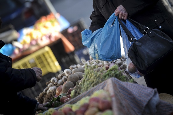 Αυξάνεται το τέλος χρέωσης της πλαστικής σακούλας 