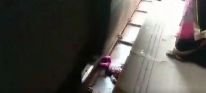 Μωράκι έπεσε στις ράγες – Σοκάρει το βίντεο με το τρένο να περνά από πάνω του