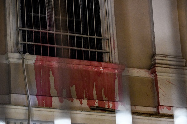 Ρουβίκωνας: Η στιγμή της επίθεσης στην ιταλική πρεσβεία (vid)