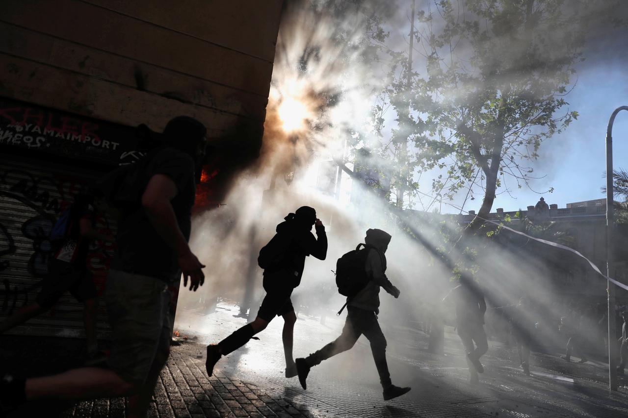 Χιλή επεισόδια: Αστυνομικό όχημα παρασέρνει και πετά διαδηλωτή, 50 μέτρα μακριά