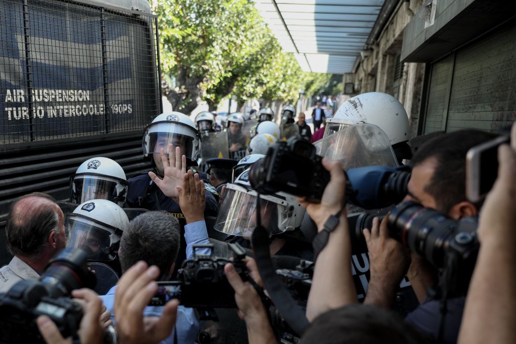 ΠΟΕ - ΟΤΑ απεργία Πέμπτη: Ένταση στην πορεία έξω από τη ...