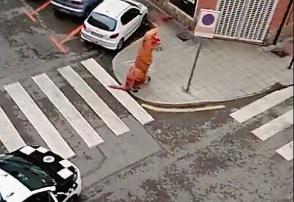 Ισπανία κορονοϊός: Ντύθηκε τυραννόσαυρος και βγήκε στον δρόμο