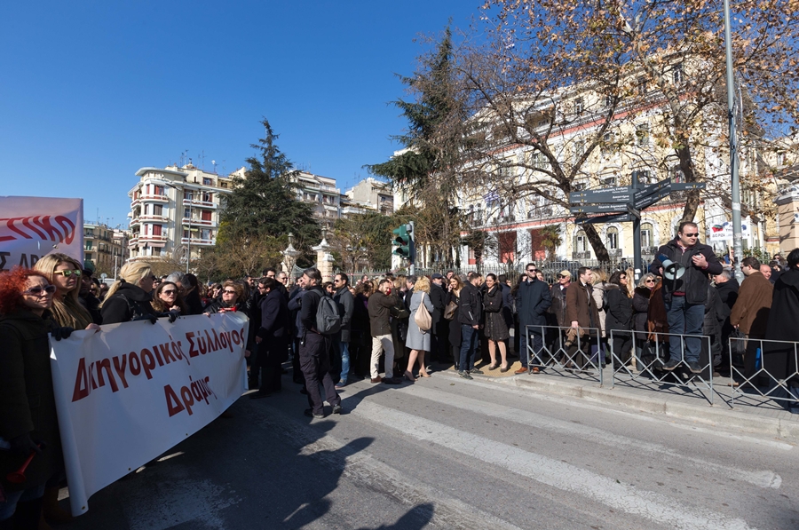 Δικηγόροι διαμαρτυρία Θεσσαλονίκη: Διαμαρτυρία έξω από το δικαστικό μέγαρο