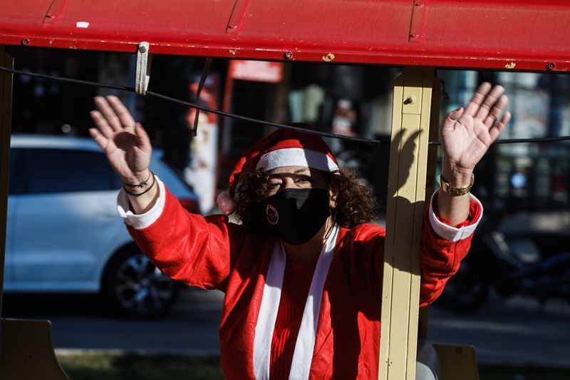 Κοπέλα με στολή Άγιου Βασίλη 