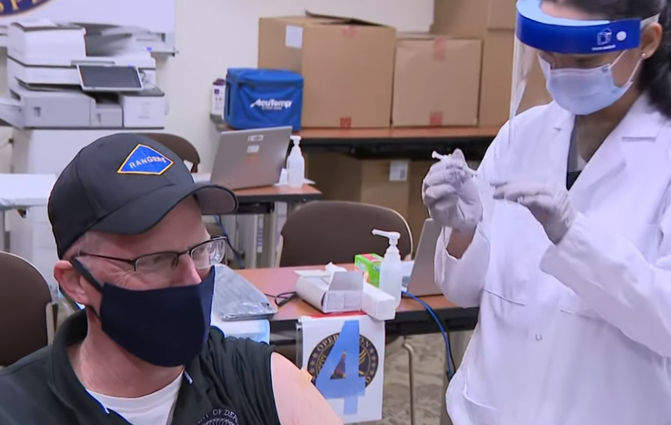Εμβόλιο κορονοϊού – ΗΠΑ: Ο επικεφαλής του Πενταγώνου το έλαβε μπροστά στην κάμερα