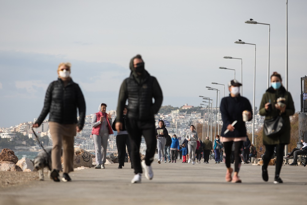 Παραλία Φλοίσβος βόλτα με μάσκες 