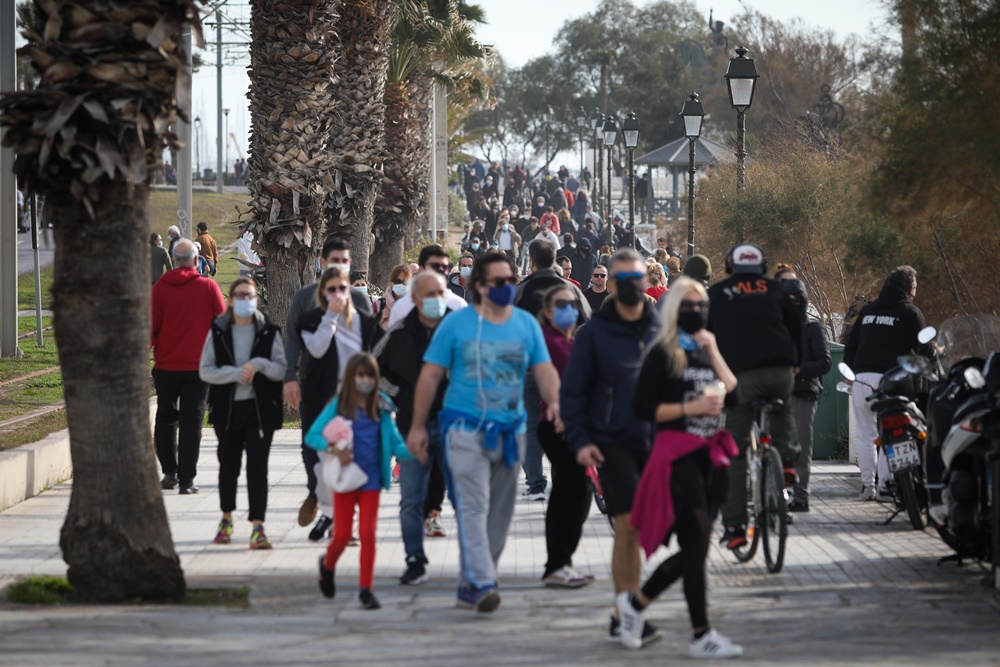 Παραλία Φλοίσβος βόλτα με μάσκες 