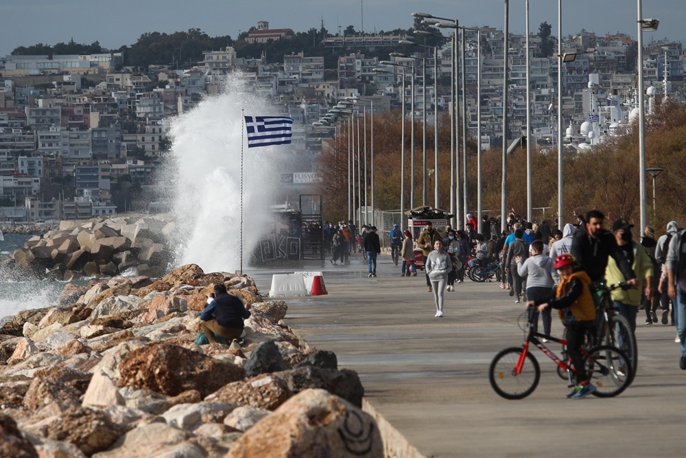 Παραλία Φλοίσβος βόλτα με μάσκες 