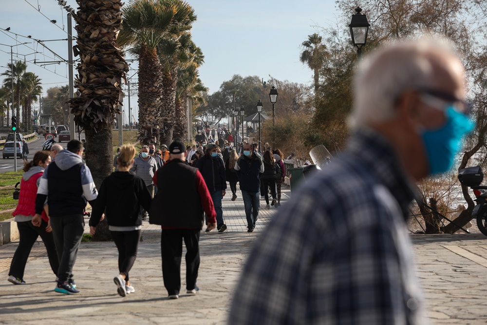 Παραλία Φλοίσβος βόλτα με μάσκες 