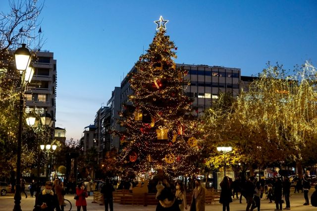 κόσμος στη στολισμένη πλατεία συντάγματος 