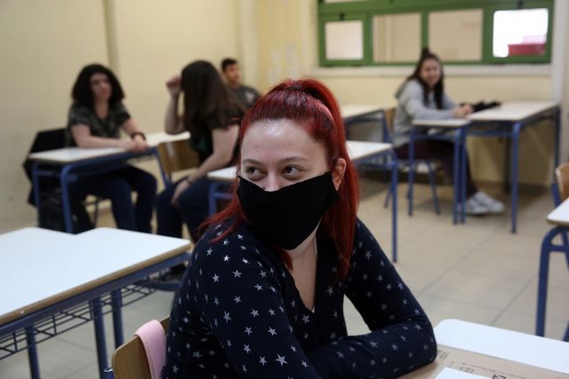 Πανελλήνιες μαθητές με μάσκα