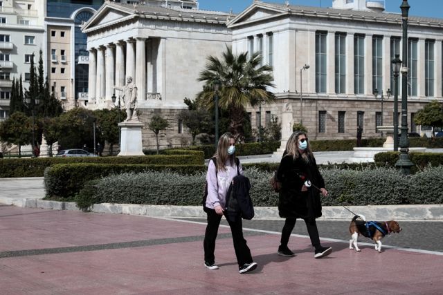 Βόλτα με τον σκύλο στα Προπύλαια