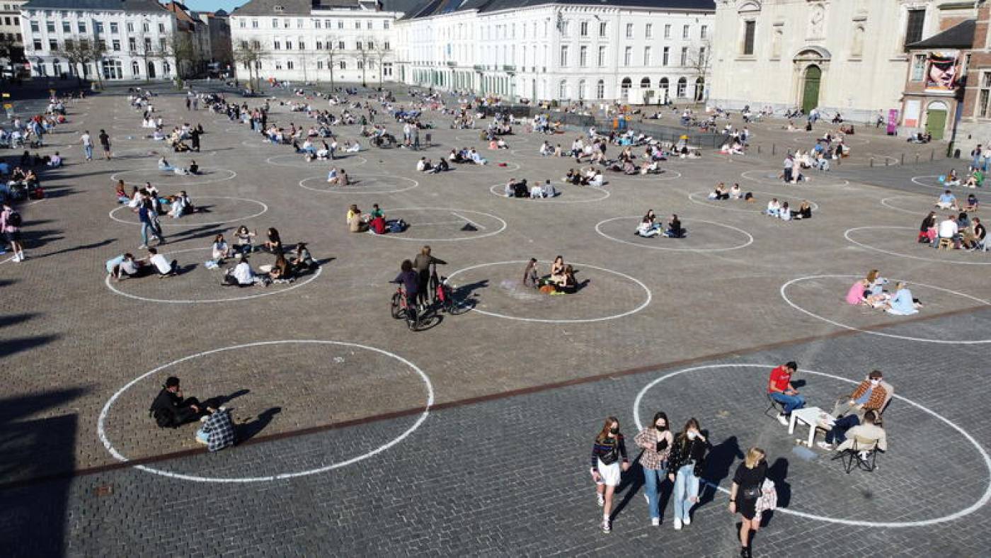 Βέλγιο κορονοϊός: Βρήκαν τρόπο να τηρούνται οι αποστάσεις στις πλατείες