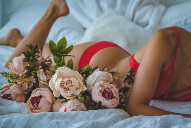 Γυναίκα λουλούδια κρεβάτι 