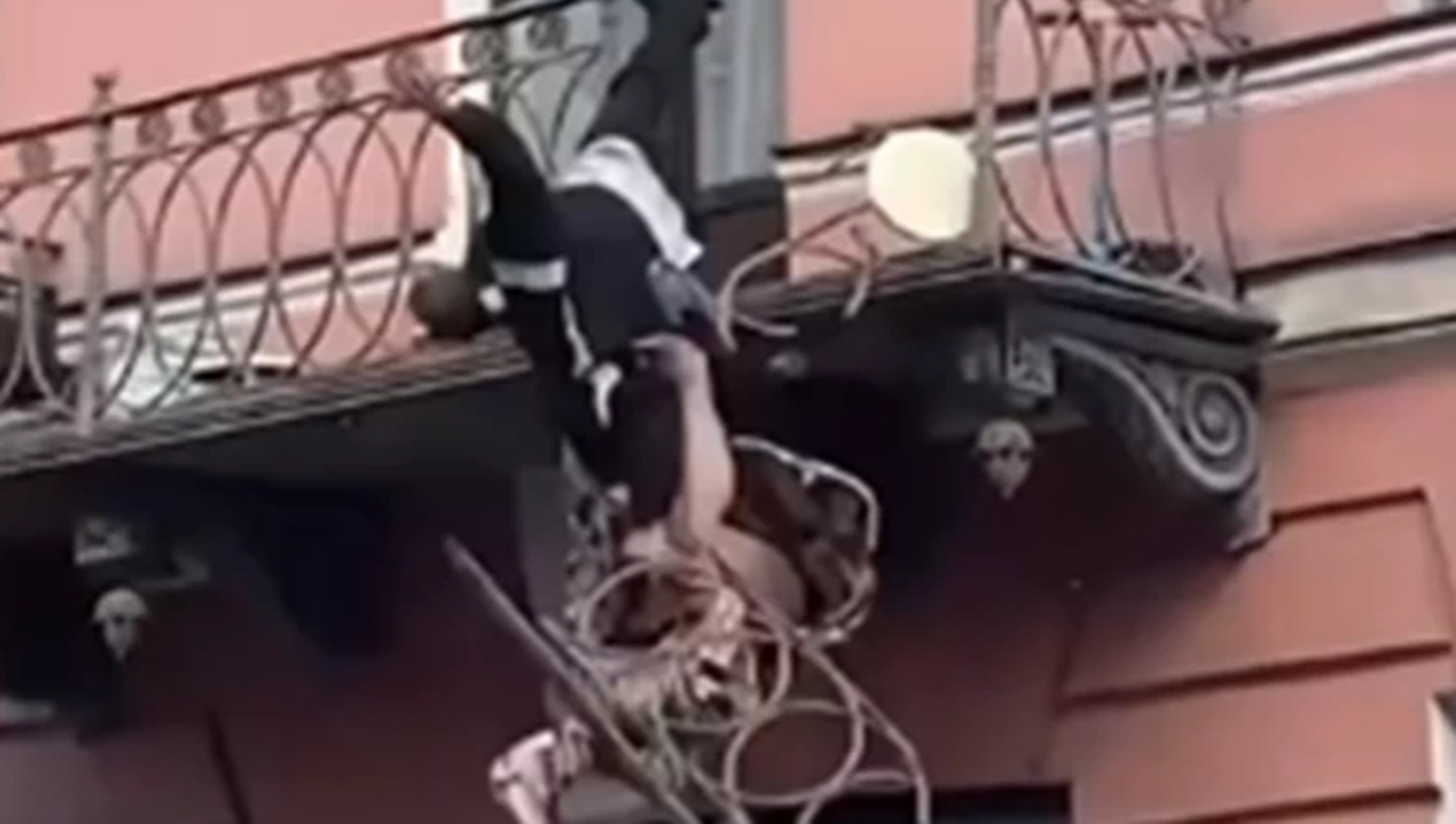 Ζευγάρι πέφτει από το μπαλκόνι: Βίντεο – σοκ από τη Ρωσία