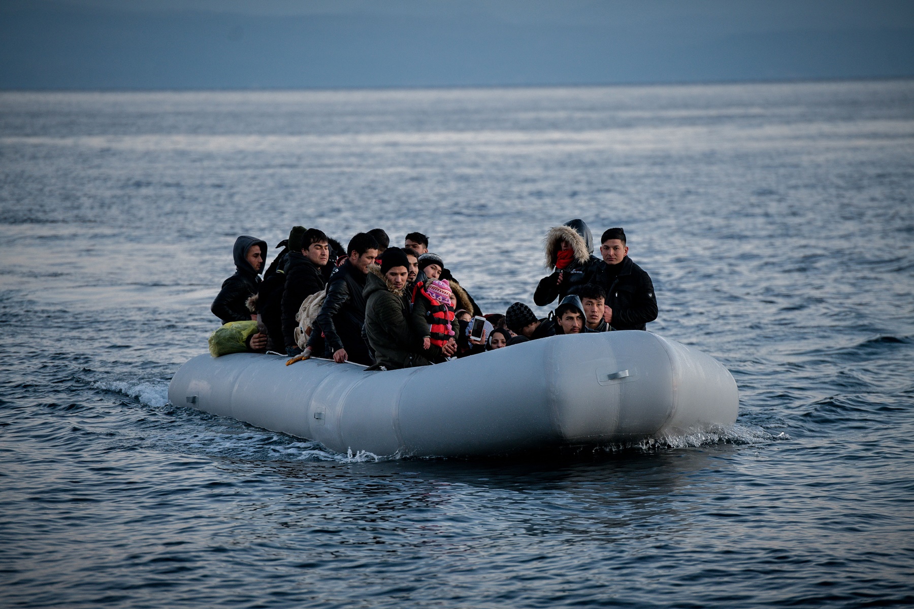 Τουρκικές ακταιωροί Λέσβος: Νέα πρόκληση στο Αιγαίο – Κατευθύνουν λέμβο με πρόσφυγες