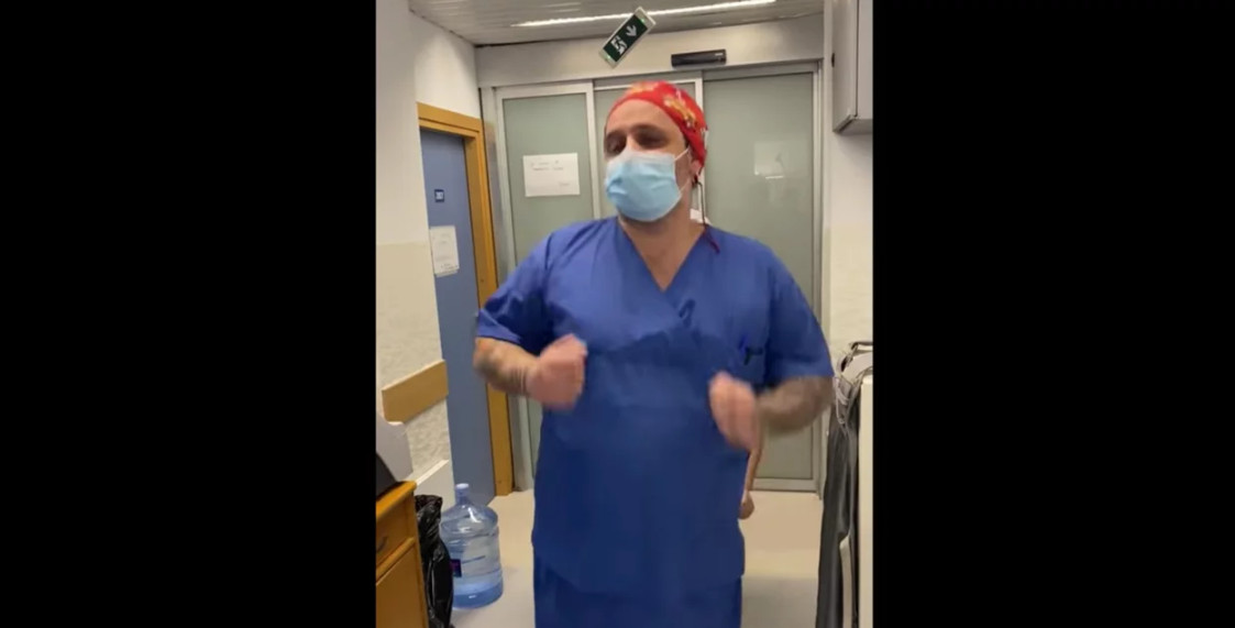 Νοσηλευτές χορεύουν Γαρμπή: To VIRAL βίντεο των ημερών για τα Χριστούγεννα