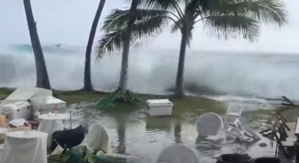 Κύματα Χαβάη: Η στιγμή που καλεσμένοι τρέχουν να σωθούν