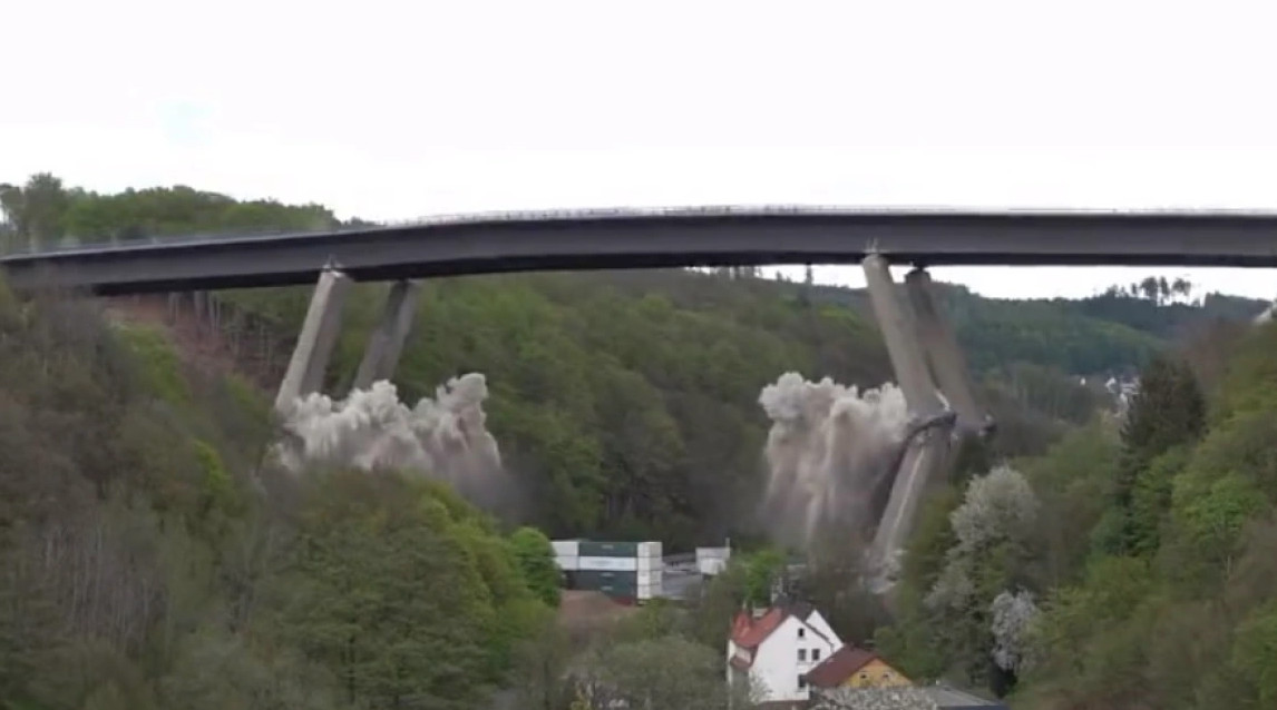 Κατεδάφιση γέφυρας: Εντυπωσιακό βίντεο από τη Γερμανία