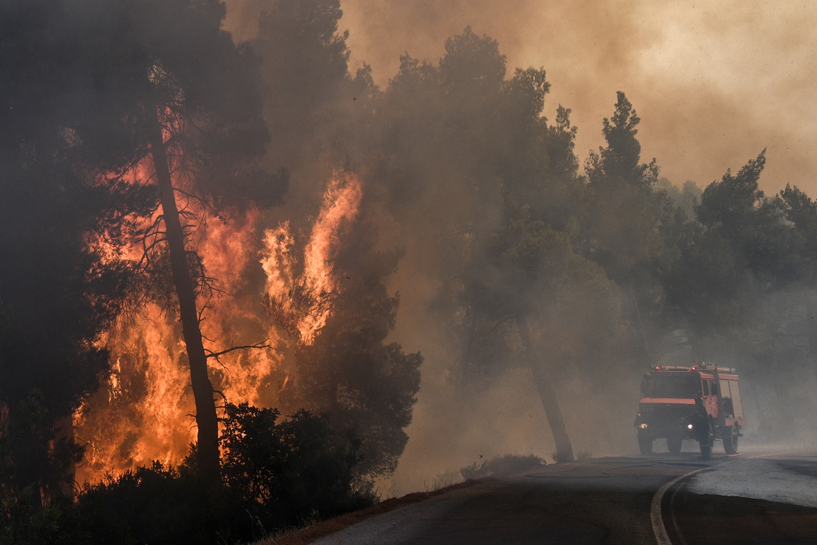 Εύβοια φωτιά τώρα: Νέο 112, εκκενώνεται το χωριό Κόσκινα