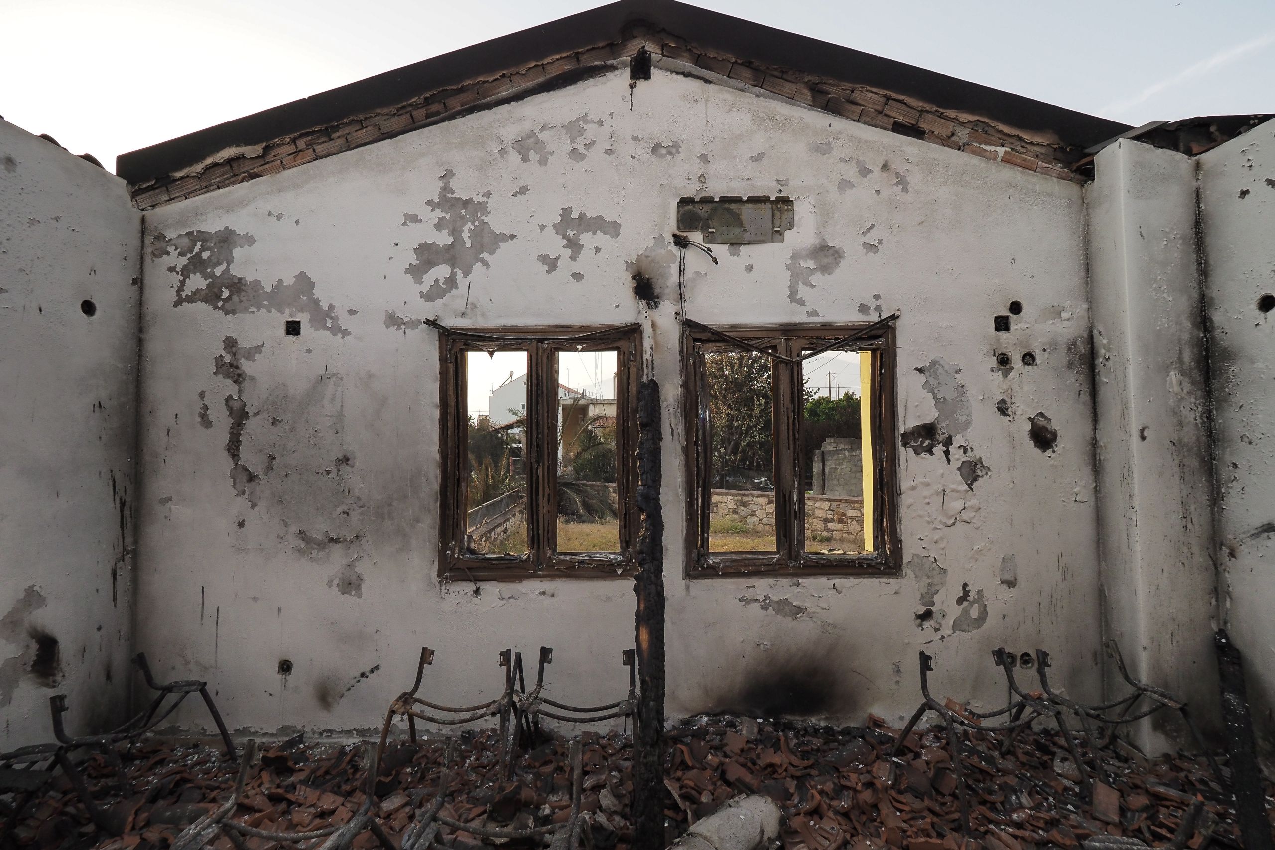 Καμένα σπίτια Σαρωνίδα: “Η χειρότερη καταστροφή την τελευταία δεκαετία”
