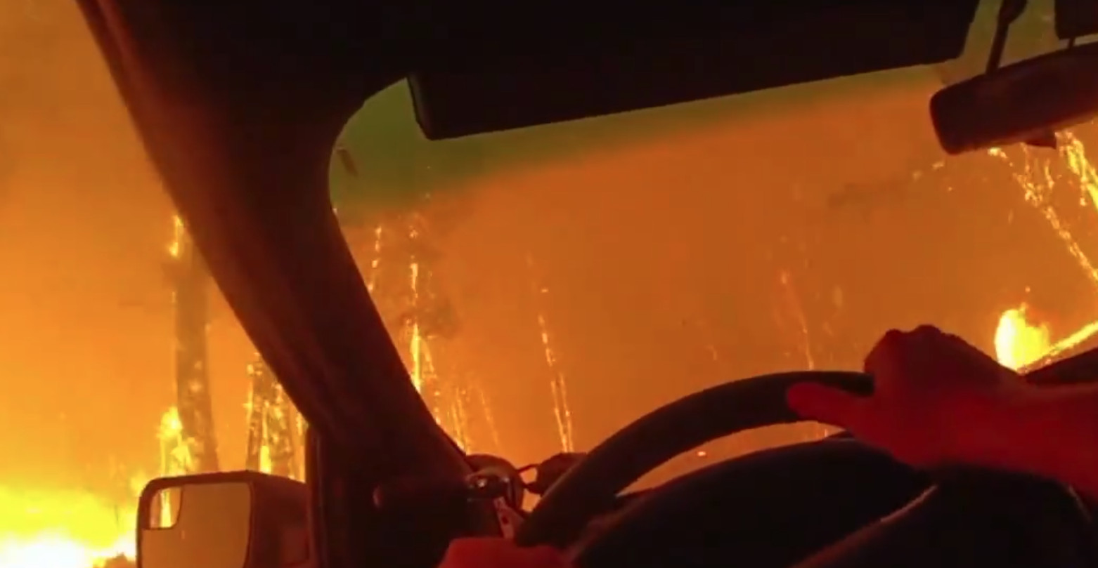 Περιπολικό περνά μέσα από φωτιά: Ανατριχιαστικό βίντεο από κάμερα αστυνομικού