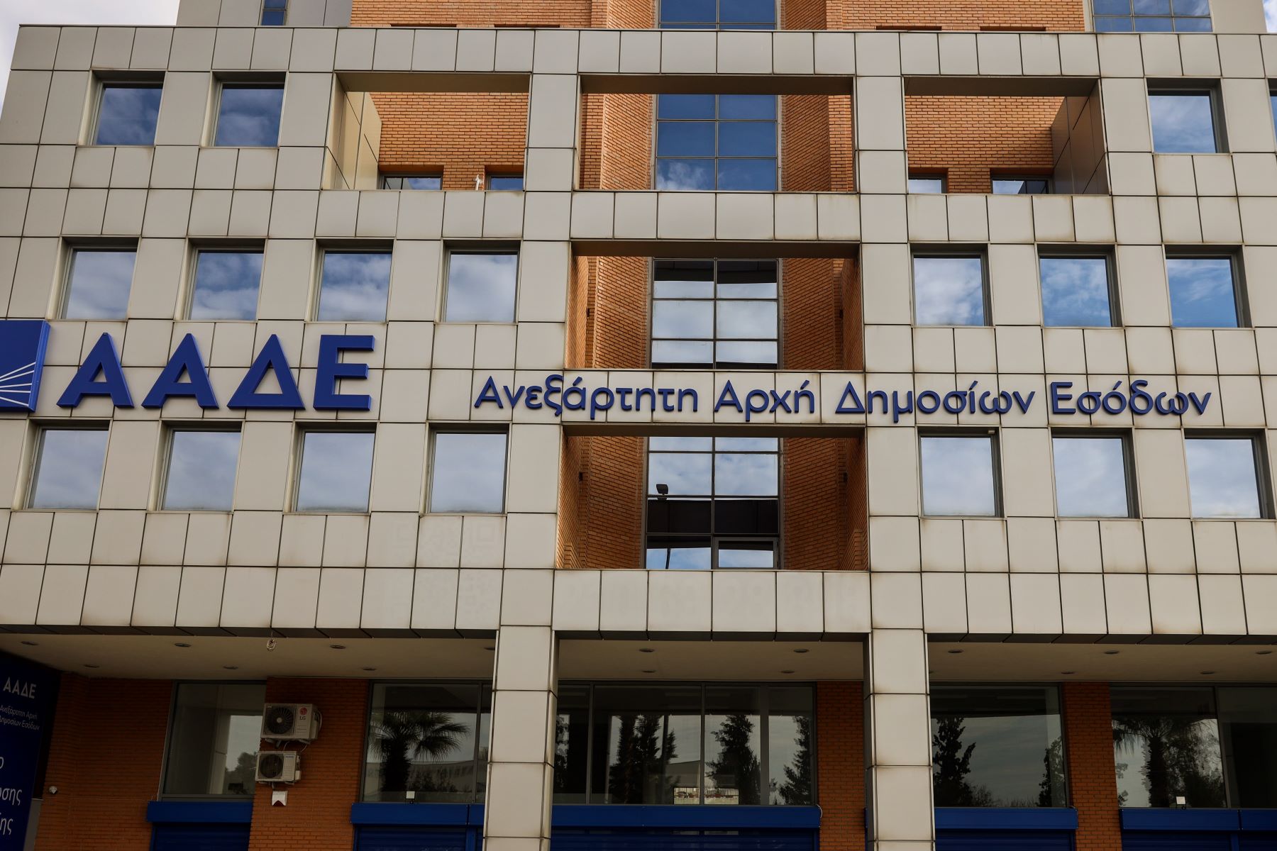 Νέες υπηρεσίες ΑΑΔΕ: Τι αλλάζει στη λειτουργία – Μετεξέλιξη ΔΟΥ Αθηνών και Θεσσαλονίκης