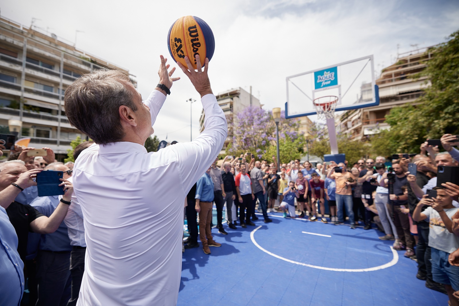 Μητσοτάκης Αγρίνιο: Έπαιξε μπάσκετ ο πρωθυπουργός – Του έκαναν δώρο φανέλα