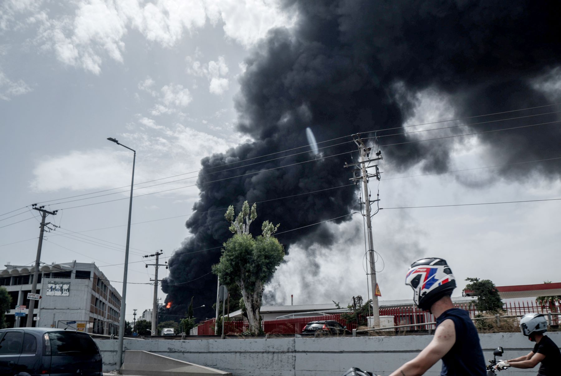 Έκρηξη Κάτω Κηφισιά: Μεγάλη φωτιά στο εργοστάσιο της Παλαμήδης ΑΕ, εστάλη μήνυμα από το 112