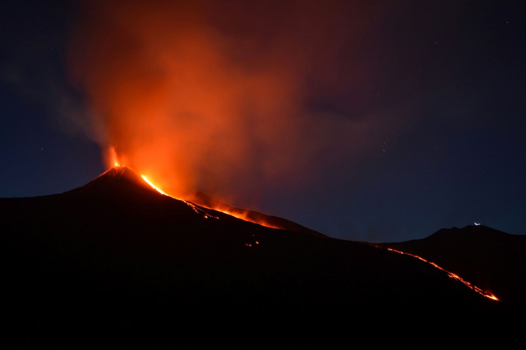 Ενεργά ηφαίστεια Ιταλίας τώρα: Τέφρα εκτοξεύθηκε από την Αίτνα και το Στρόμπολι