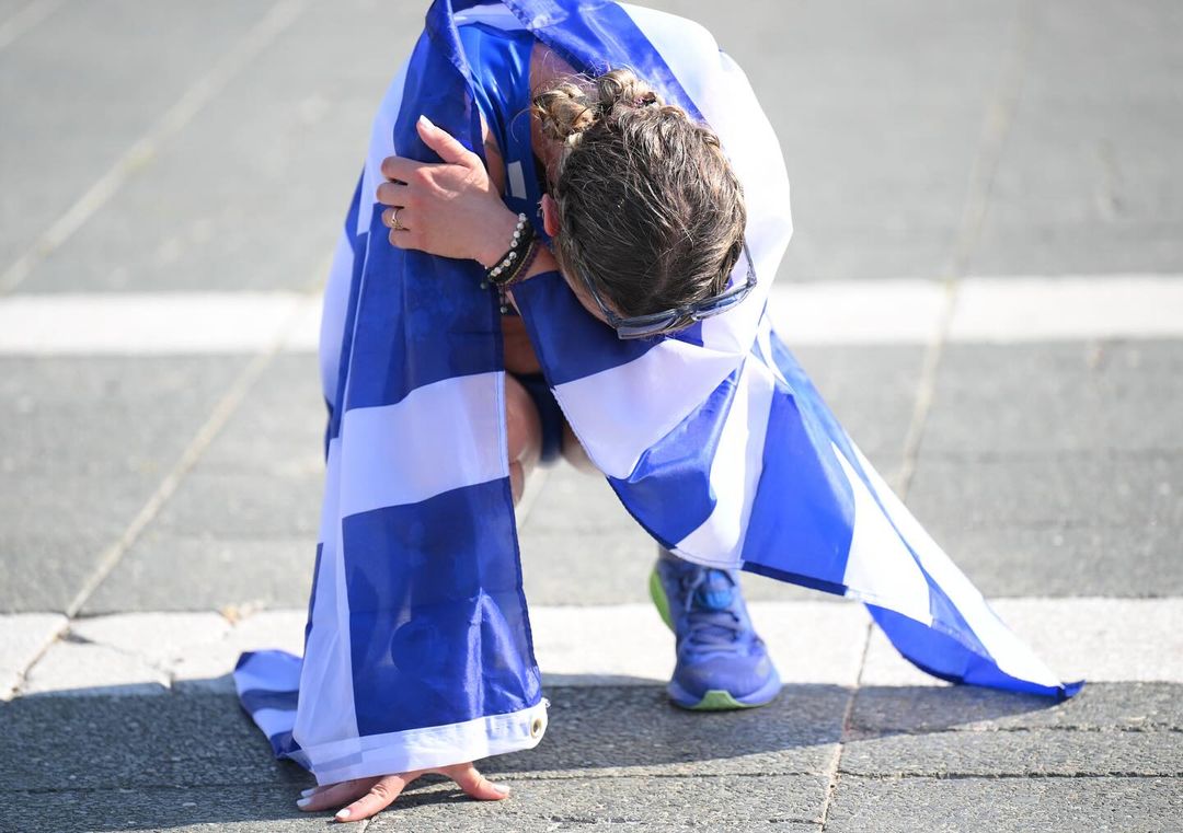 Παράδοση ελληνικής σημαίας – Ολυμπιακοί Αγώνες 2024: Συγκινητική στιγμή για την Ντρισμπιώτη
