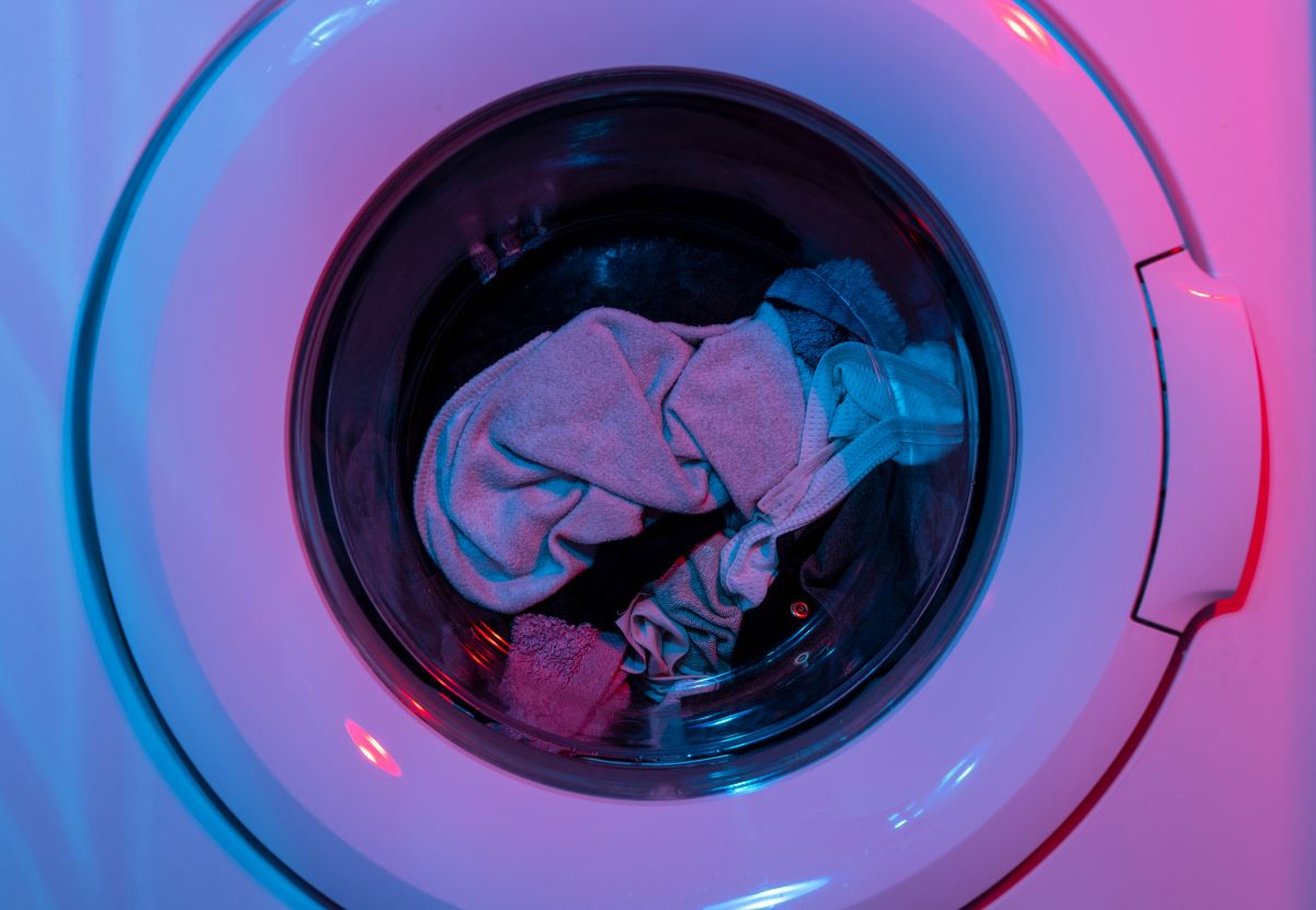 Τα ρούχα από το πλυντήριο μυρίζουν άσχημα: 3 αιτίες και λύσεις