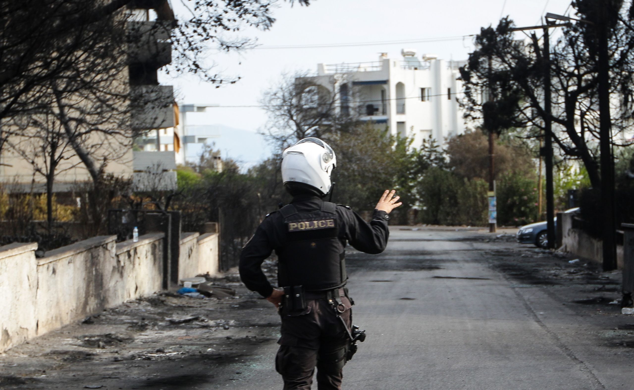 Φωτιά στην Αττική: Αστυνομικοί σβήνουν τις φλόγες, δείτε βίντεο