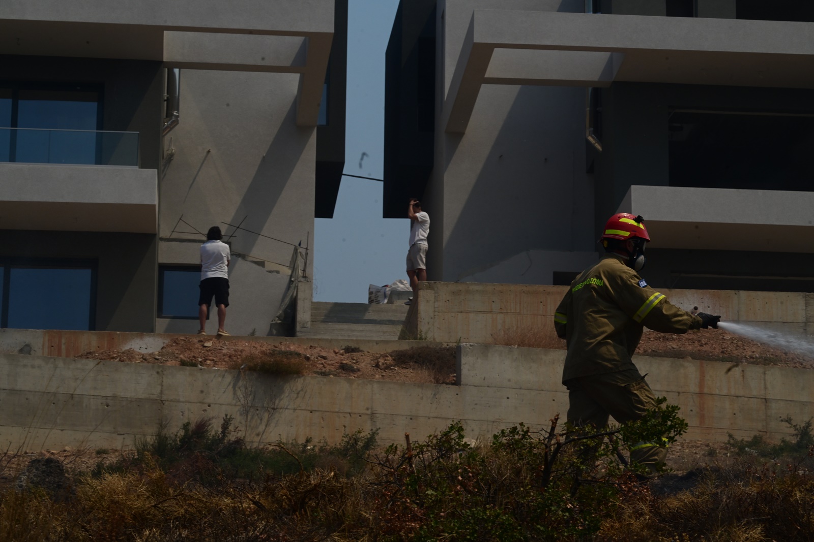 Πεντέλη φωτιά τώρα: Αλυσίδα αλληλεγγύης με εθελοντές