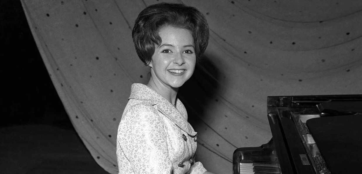 Rockin’ Around The Christmas Tree – Brenda Lee: Το θρυλικό χριστουγεννιάτικο κομμάτι