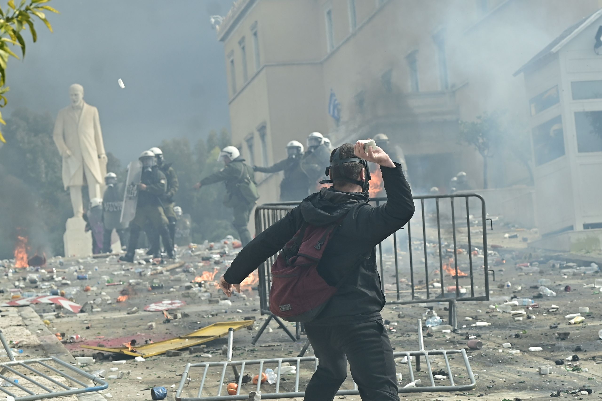 Επεισόδια στο Σύνταγμα – Τέμπη: Η ανακοίνωση του ΠΑΣΟΚ